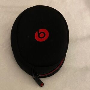soft case for Beats Solo headphones. The case is black with a red zipper​​​